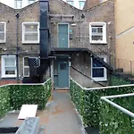 Brand New 1Bed Apt - Zone 1 - 4 Stations Nearby